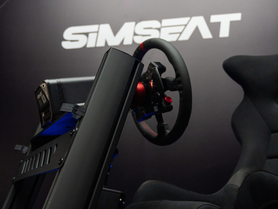 Simagic Alpha Evo Sport с рулем Neo-X330R на Simseat EVO