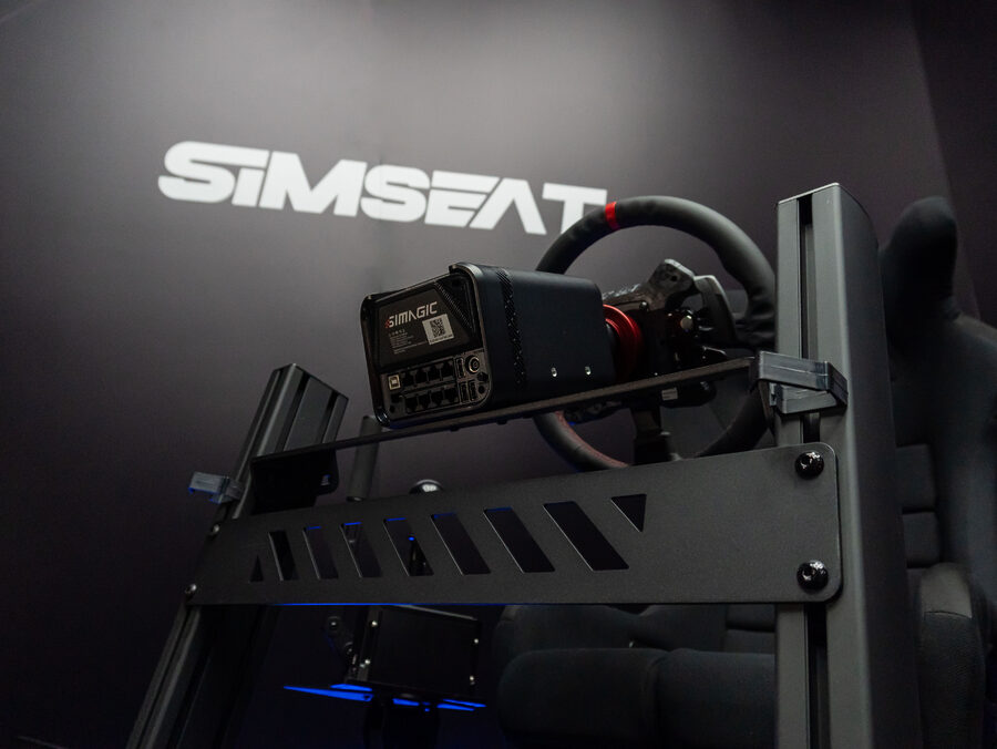 Simagic Alpha Evo Sport с рулем Neo-X330R на Simseat EVO — вид 2