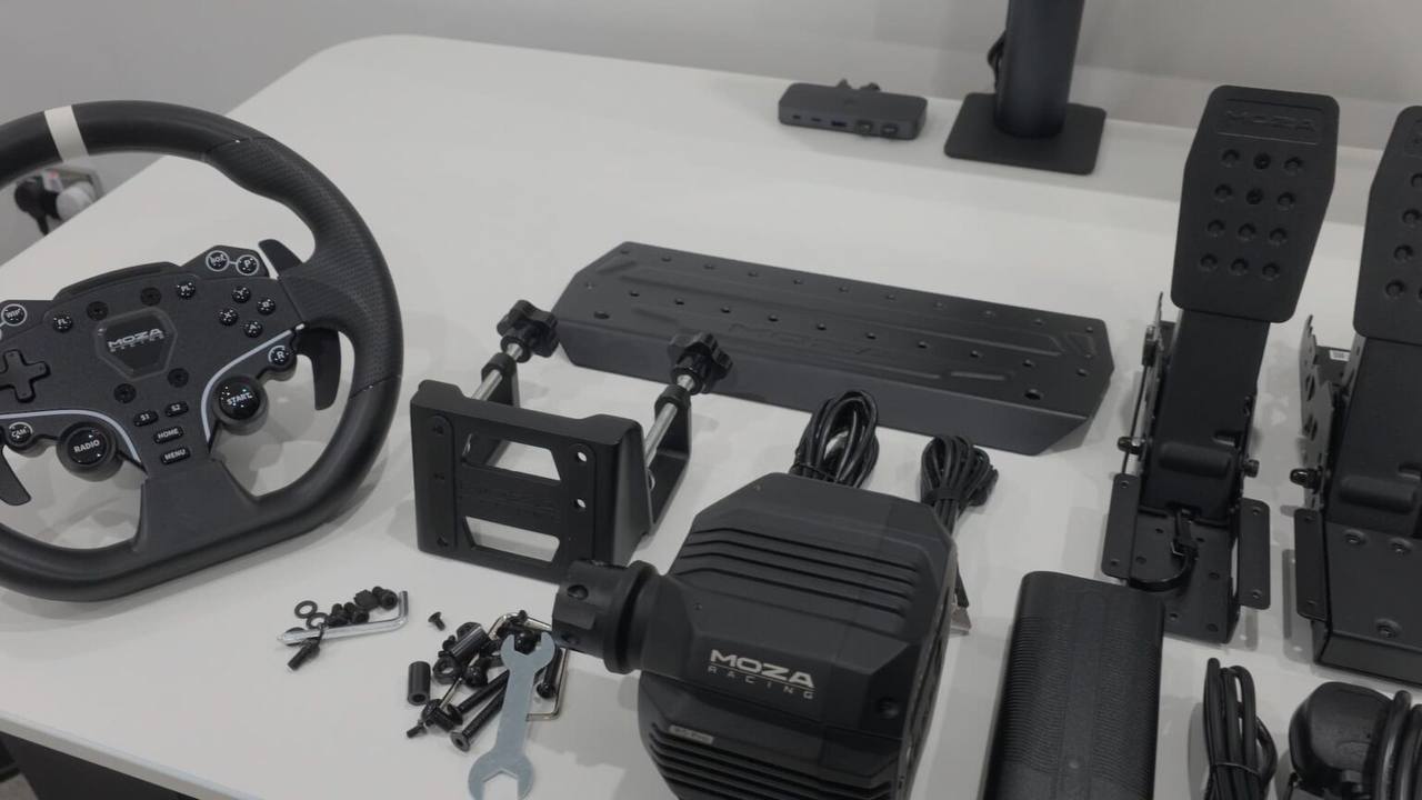 MOZA R5 Pro — сравнение размеров корпуса с оригинальным R5
