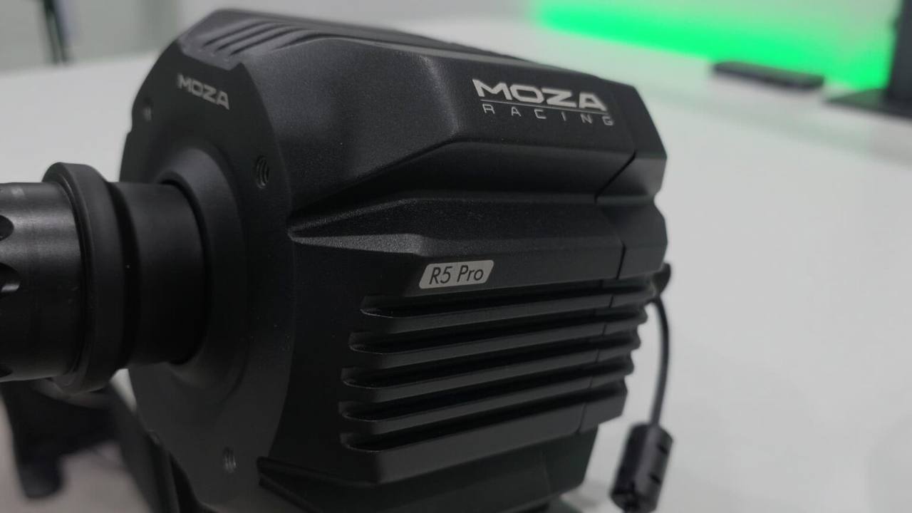 MOZA R5 Pro — педали SRP Lite 2 на кокпите SIMSEAT